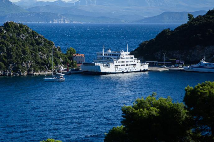 Jadrolinija | Videoposnetek je nastal na trajektu Jadrolinije, ki pluje na relaciji Prapratno (Pelješac)–Sobra (Mljet, na fotografiji). | Foto Shutterstock