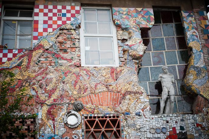 Metelkova Mesto | Pročelje ene od stavb na Metelkovi | Foto Bor Slana