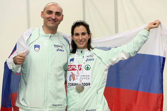 V družbi žene in varovanke po srebrni medalji na dvoranskem evropskem prvenstvu 2009 v Torinu | Foto: Vid Ponikvar