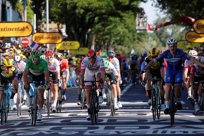 TDF 19: 4. etapa | Četrto etapo Dirke po Franciji je v ciljnem šprintu dobil Italijan Elia Viviani, v skupnem seštevku pa do večjih sprememb ni prišlo. Alaphilippe je ohranil 20 sekund prednosti pred Belgijcem Woutom van Aertom na drugem in 25 sekund pred Nizozemcem Stevenom Kruijswijkom na tretjem mestu. | Foto Reuters