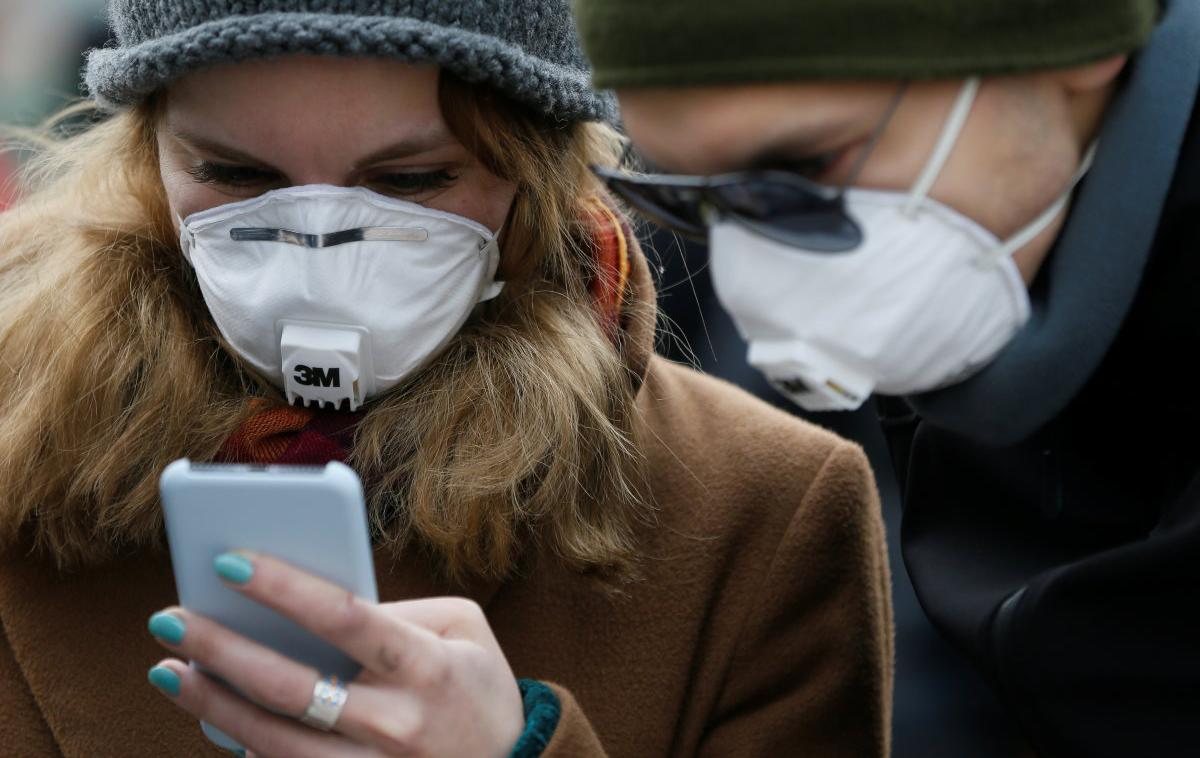 Pametni telefon, koronavirus | Zaradi pandemije je fizična razdalja med nami še vedno nujna, zato so komunikacije postale še pomembnejše, ker so nam pomagale premostiti fizično razdaljo in ohranjati bližino z nam pomembnimi ljudmi. | Foto Reuters