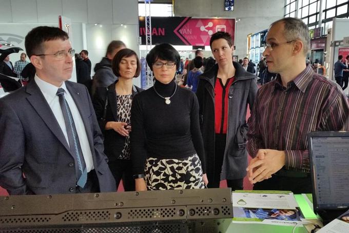 Slovenske razstavljavce je na sejmu CeBIT obiskala tudi slovenska delegacija na čelu z ministrom za javno upravo Borisom Koprivnikarjem. | Foto: Srdjan Cvjetović