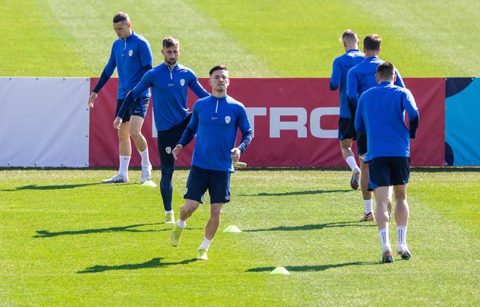 Andraž Šporar (drugi z leve) v četrtek ne bo mogel zaigrati. Torkov trening na Brdu pri Kranju je opravil po posebnem programu. | Foto: Vid Ponikvar