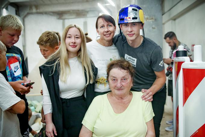 Remec z mamo, babico in sestro dvojčico | Foto: Ana Kovač