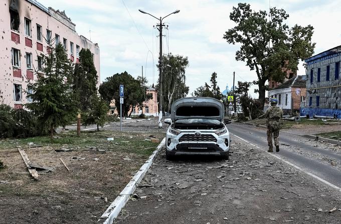 Po več kot dveh letih, odkar je Rusija začela invazijo na Ukrajino, je Kijev 6. avgusta letos nepričakovano sprožil kopensko ofenzivo na obmejno rusko regijo Kursk, med katero je po lastnih navedbah prevzel nadzor nad 93 mesti in 1.250 kvadratnimi kilometri ozemlja. Ukrajinski predsednik Volodimir Zelenski je kot cilj ofenzive, zaradi katere so iz treh ruskih obmejnih regij evakuirali več kot 122 tisoč ljudi, izpostavil vzpostavitev tamponskega območja pred ruskimi napadi. | Foto: Reuters