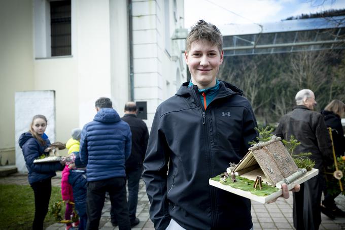 "Pripravil sem skorjevko. To je majhen bivak, v katerem so včasih prebivali gozdarji. Naredili so leseno ogrodje in ga obdali s skorjami oziroma s smrečjim lubjem," je pojasnil Rihard Gregorc.  | Foto: Ana Kovač