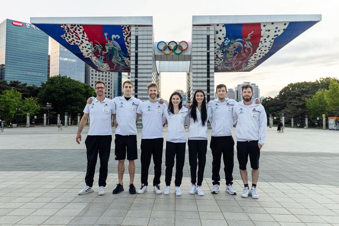 Od leve proti desni: trener Luka Fonda, Zan Lovenjak Sudar, Anže Peharc, Mia Krampl, Lučka Rakovec, Gregor Vezonik in trener Domen Švab.  | Foto: Luka Fonda