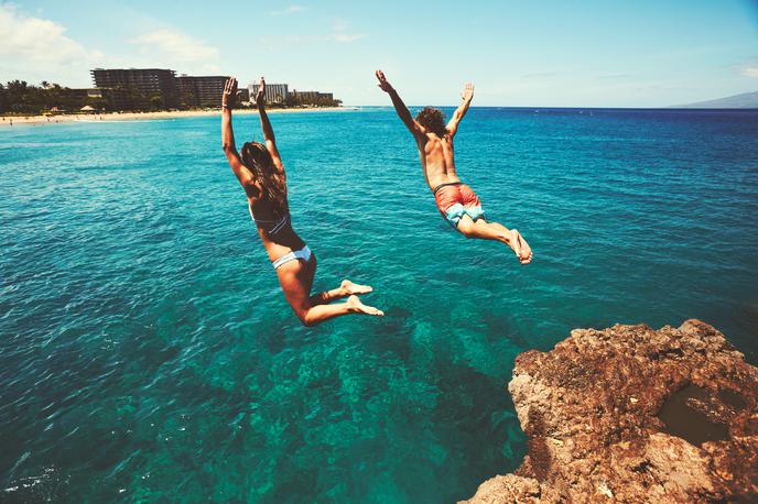 morje, plaža, skok v morje, poletje | Junijska najvišja temperatura je podrla prejšnji rekord, postavljen junija lani. Rekord so zabeležili skoraj natanko na polovici letošnjega leta, ki so ga zaznamovale skrajne vremenske razmere, od poplav do vročinskih valov. | Foto Shutterstock