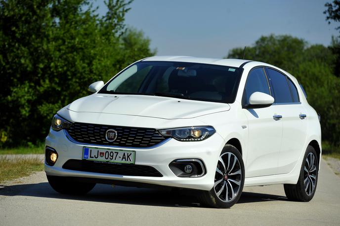 Fiat tipo 1,4 T-Jet 5 vrat - test | Nedavno se je šušljajo o negotovi prihodnosti fiata tipa, ki za nove evropske standarde ni imel več pravšnjih motorjev. Prek partnerstva s PSA bi tipo lahko dobil nov zagon, Fiat bi lahko morda obudil tudi lani ukinjeni model punto. | Foto Jure Gregorčič