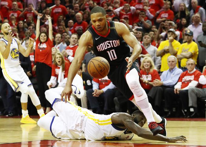 Eric Gordon je v ključnih trenutkih izkoristil nepozornost Draymonda Greena, mu ukradel žogo in poskrbel za končni izid 98:94 za Rakete. | Foto: Getty Images