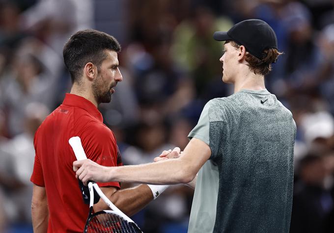 Jannik Sinner je konec prejšnjega tedna v finalu turnirja v Šanghaju premagal Novaka Đokovića. | Foto: Reuters