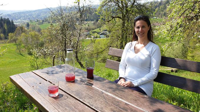 Uživa v domačih jedeh in pijačah. Z možem sta letos naredila tudi svoj grozdni sok. | Foto: Metka Prezelj