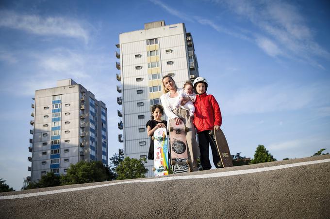 "Zdi se mi pomembno, da še vedno hodimo deskat, da gremo poleti surfat in podobno. Da smo skupaj in vse to počnemo skupaj, da se pogovarjamo o Marku, da je z nami v tem, kar nam je dal, kar nas je naučil in nam predal. Da smo skupaj kot družina." | Foto: Ana Kovač