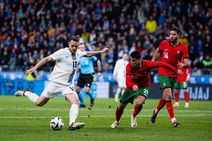 Ko je Elšnik povišal prednost Slovenije na 2:0, je postalo jasno, da se bo neverjetni zmagoviti niz Portugalske, trajal je kar 11 tekem, sklenil v Ljubljani.  | Foto: Grega Valančič/www.alesfevzer.com