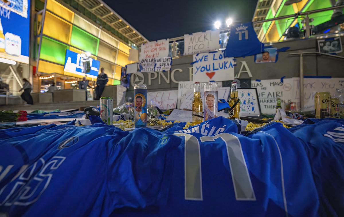 Navijači Dallas Mavs Protest | Nezadovoljni navijači Dallasa so v nedeljo, ko so izvedeli za šokantno menjavo, tako "okrasili" prostor pod spomenikom Dirka Nowitzkega pred dvorano American Airlines Center. | Foto Reuters