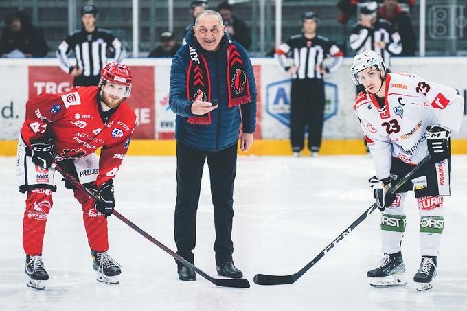 Prvi plošček je vrgel nekdanji jeseniški kapetan Drago Mlinarec. | Foto: Grega Valančič/Sportida