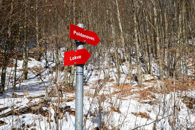 Tik pod vrhom nas tabla s ceste usmeri na pešpot. | Foto: Matej Podgoršek