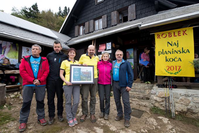 Plaketo smo jim predali tudi sodelavci uredništva www.siol.net, ki smo si poleti prizadevali za čim bolj zanimivo in pestro predstavitev zgodb iz slovenskih gora. | Foto: Matic Klanšek Velej/Sportida