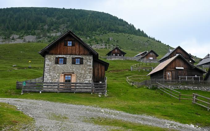 Bistriška planina pod grebenom Ojstrnika. Avstrijsko-italijanska meja seka naselje koč. | Foto: Matej Podgoršek