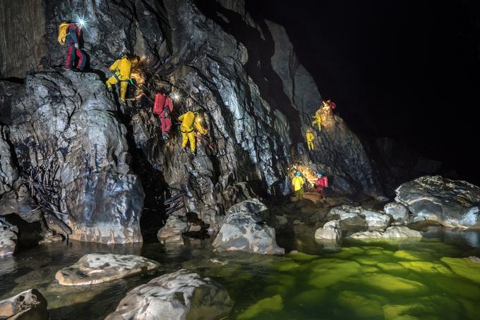 Tako kot v vesolju moraš biti ves čas privezan tudi v jami. | Foto: Evropska vesoljska agencija (ESA)