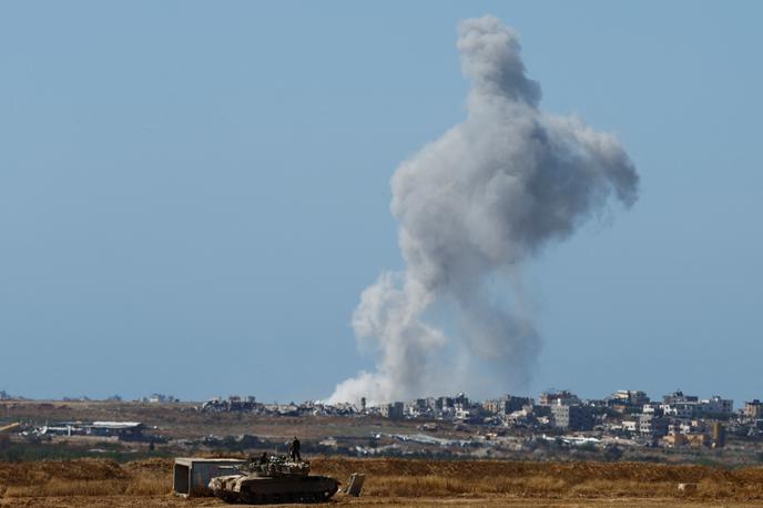 Gaza | V napadih je bilo po navedbah izraelske vojske ubitih približno 60 borcev Hamasa, en izraelski vojak pa je bil ranjen. | Foto Reuters