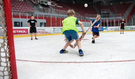 Na Jesenicah obudili igranje uličnega hokeja