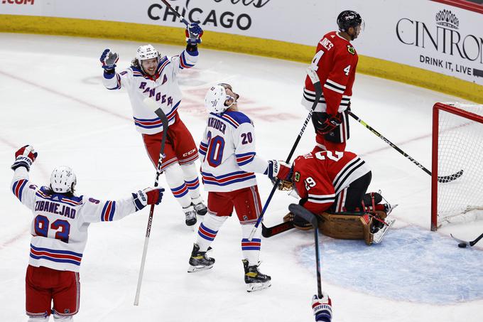 Artemij Panarin je k zmagi NY Rangers nad Chicagom prispeval dva gola in dve asistenci – vknjižil je 500. NHL-točko. Marc-Andre Fleury je ob porazu odigral 900 tekmo kariere. | Foto: Guliverimage/Vladimir Fedorenko