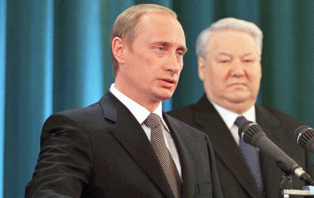 Vladimir Putin, Boris Jelcin | Vladimir Putin je 7. maja 2000 prvič postal predsednik Rusije. V svojem govoru ob inavguraciji je med drugim dejal, da je Rusija postala sodobna demokratična država in da je potrebno demokracijo razvijati in negovati še naprej, da je za stabilnost nujen miren prevzem oblasti in da bo kot predsednik Rusije deloval transparentno in predvsem pošteno.  | Foto Wikimedia Commons