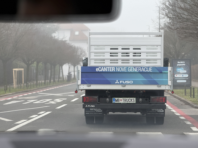 Električni e-canter ima modularno zasnovo baterij. Čeprav na prvi pogled doseg ni velik, v urbanem okolju brez težav zadosti dnevnim potrebam.  | Foto: Gregor Pavšič