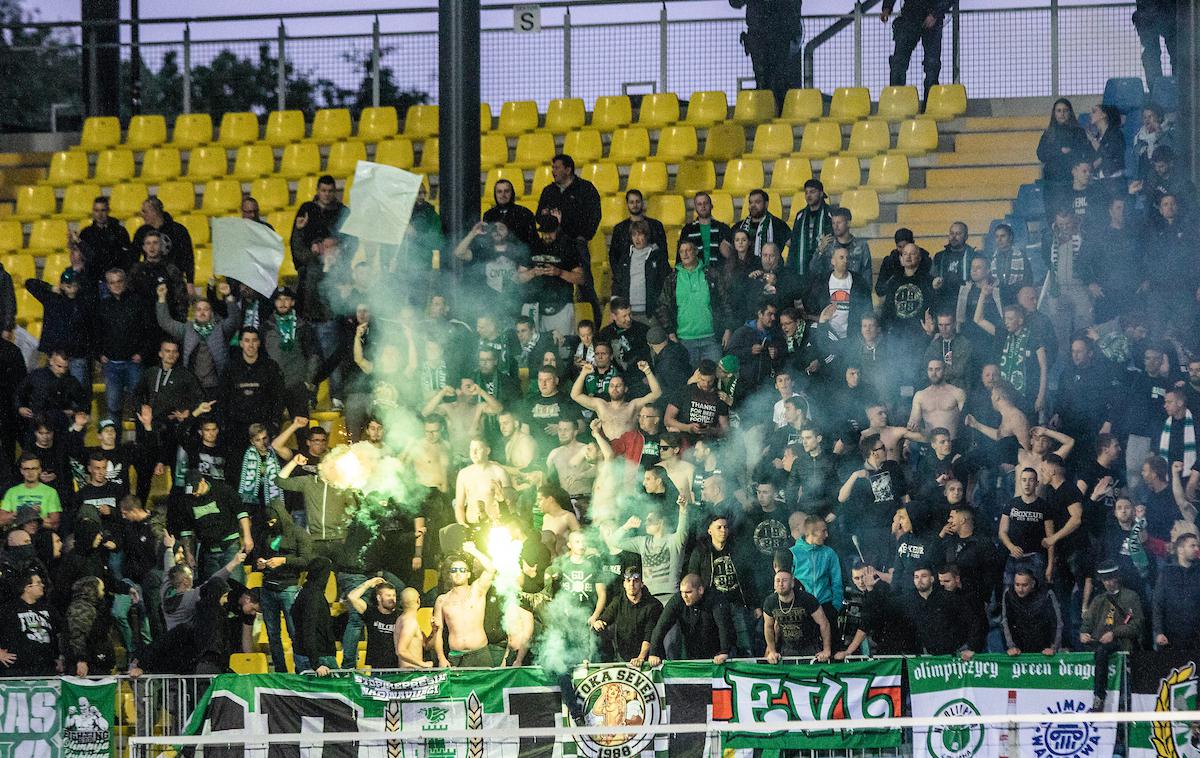 Olimpija Celje Navijači | Olimpija je pred dobrim letom gostovala na celjskem stadionu, v finalu pokalnega tekmovanja premagala Maribor in osvojila lovoriko. Bo v sredo postala še državni prvak? | Foto Matic Ritonja/Sportida