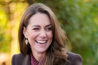 Kate Middleton na prvem uradnem obisku po koncu kemoterapije #video