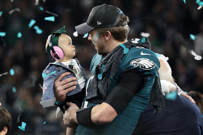 Rezervni podajalec Philadelphie Eagles Nick Foles je postal zvezda nedeljskega finala lige NFL, Super Bowla. Z izjemno imitacijo svojega nasprotnika, podajalca Patriots Toma Bradyja, je orle povedel do presenetljive zmage z 41:33 nad domoljubi in mestu bratske ljubezni pripeljal prvi naslov. Veliki uspeh je proslavil s svojo hčerko, ki je bila prav tako na štadionu. | Foto: Getty Images