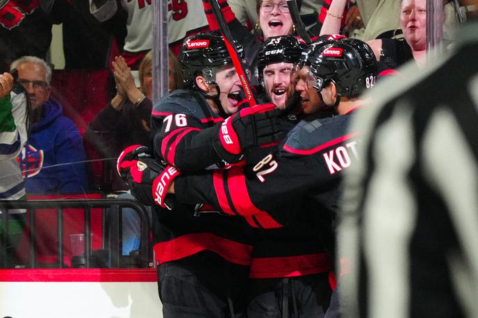 Carolina Hurricanes | Hokejisti Carolina Hurricanes so se uvrstili v konferenčni polfinale. | Foto Reuters