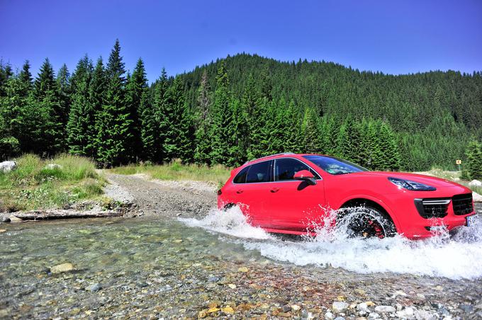 Cayenne GTS je dokazal, da zna prečiti tudi reko. | Foto: Siol.net/ A. P. K.