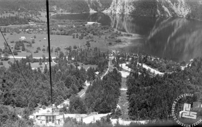 Prvo nihalko, ki ponuja osupljiv razgled na Bohinjsko jezero, so postavili že v 60. letih prejšnjega stoletja. Foto: Edi Šelhaus. | Foto: Muzej novejše zgodovine Slovenije