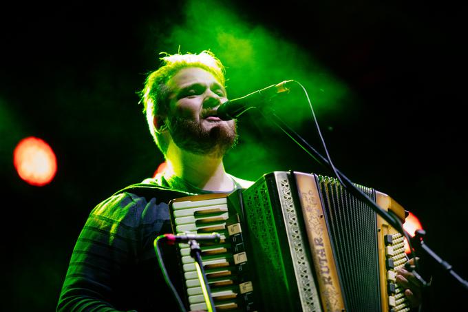 Martin Juhart, član Poskočnih muzikantov in član Diamantov v lani zaključeni oddaji V petek zvečer, je vsestranski glasbenik in skladatelj. Igra več inštrumentov in poje. Velja za enega večjih glasbenih talentov mlajše generacije v svetu narodnozabavne glasbe.
 | Foto: Mediaspeed