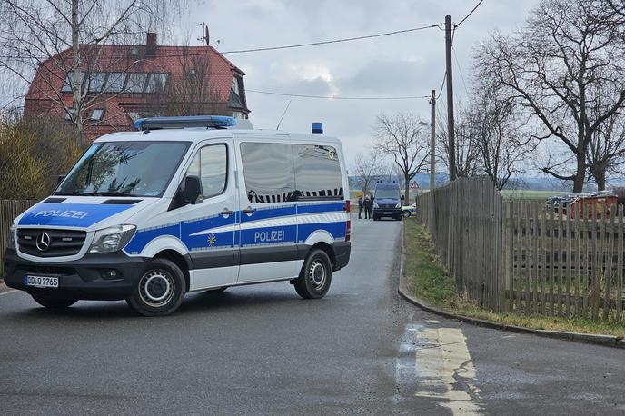 Nemčija Neumark - najdba trupel | Policija preiskuje kraj, kjer so našli tri trupla.  | Foto Guliverimage