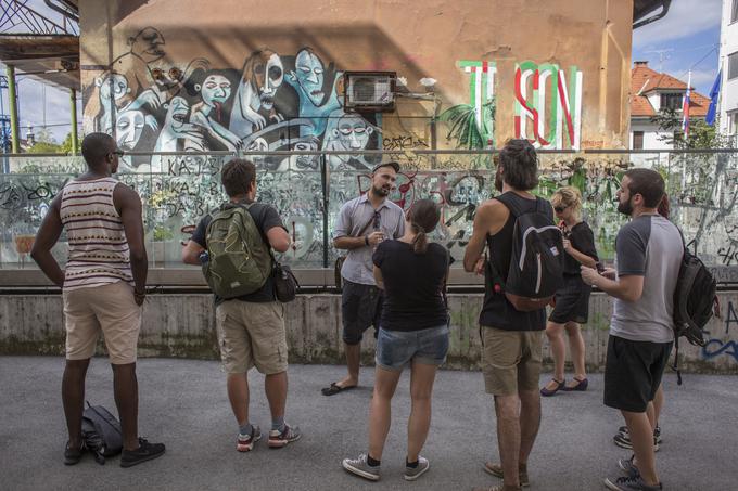 V grafitarski skupnosti, kot pojasnjuje Sandi Abram, je ulica razumljena kot skupno platno, na katerega vsi pišejo. Vendar ker je ta prostor zamejen, je vzpostavljena dinamika in estetska hierarhija. Ve se, kaj se lahko prečrta, prepiše in to na kakšen način. Prav tako je na ljubljanskih ulicah mogoče slediti grafitarskim bitkam, največkrat med zapisi sovražnega govora in odgovori nanje, ki nestrpnost, izraženo tudi v tej obliki, nevtralizirajo oz. negativno sporočilo preobražajo v pozitivno. | Foto: Matej Leskovšek