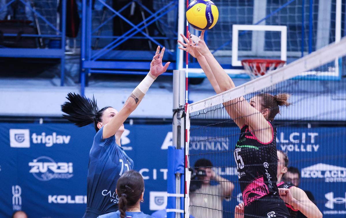 Calcit Volley - Nova KBM Branik, 1. DOL, odbojka | Za pokalno lovoriko se bodo pomerile Kamničanke in Mariborčanke. | Foto Aleš Fevžer