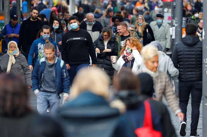 Berlin | V nemški prestolnici na številnih obljudenih krajih opozarjajo na pomen preventivnih ukrepov. | Foto Reuters