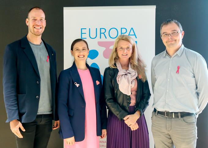 Mario Samobolec, strokovnjak za prehrano in predavatelj Fitnes Zveza Slovenije, Vedran Hadžič s Fakultete za šport Univerze v Ljubljani in Tanja Španić, predsednica združenja Europa Donna, so skupaj s Polono Marinček, predstavnico za odnsoe z javnostmi, predstavili glavne poudarke in program aktivnosti ob rožnatem oktobru.  | Foto: Aleš Černivec