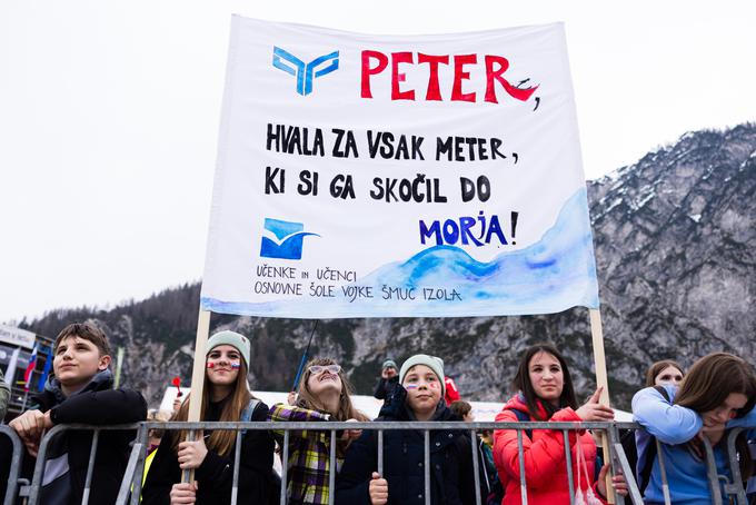 Peter Prevc plakat Planica 2024, navijači 1. dan | Foto: www.alesfevzer.com