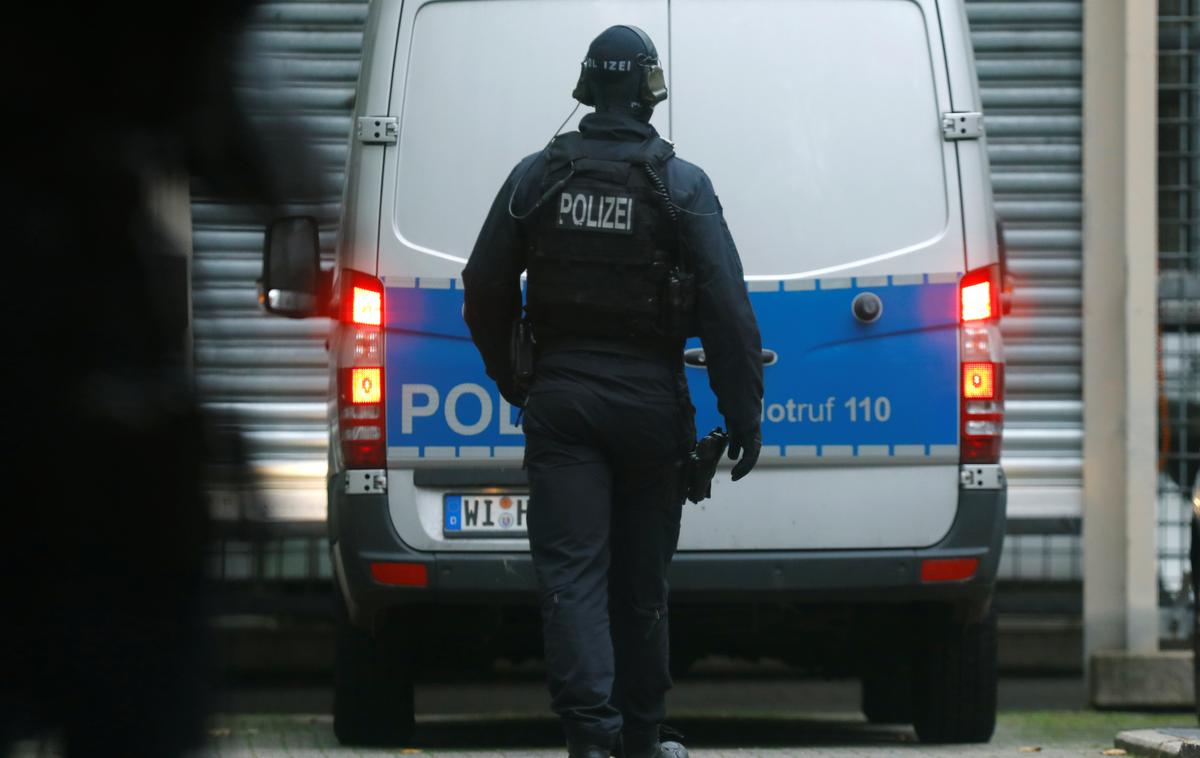 Nemška policija | Zakaj je moški z nožem napadel potnike, policija še preiskuje.  | Foto Reuters