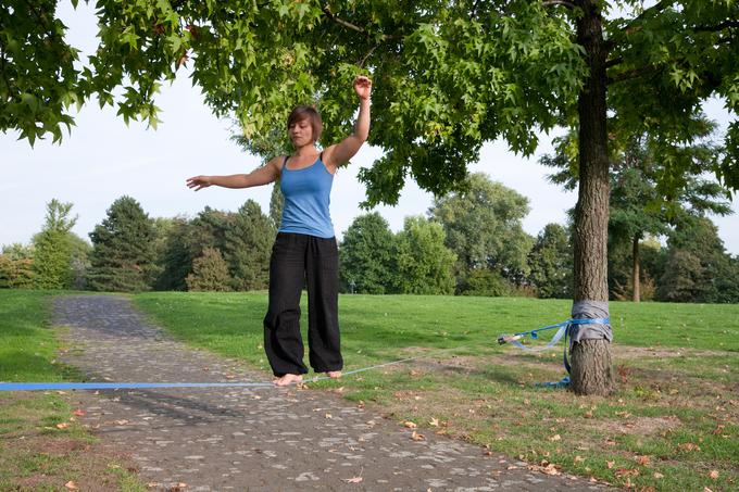 Hoja po vrvi ali slackline ima podoben učinek kot meditacija. | Foto: Thinkstock