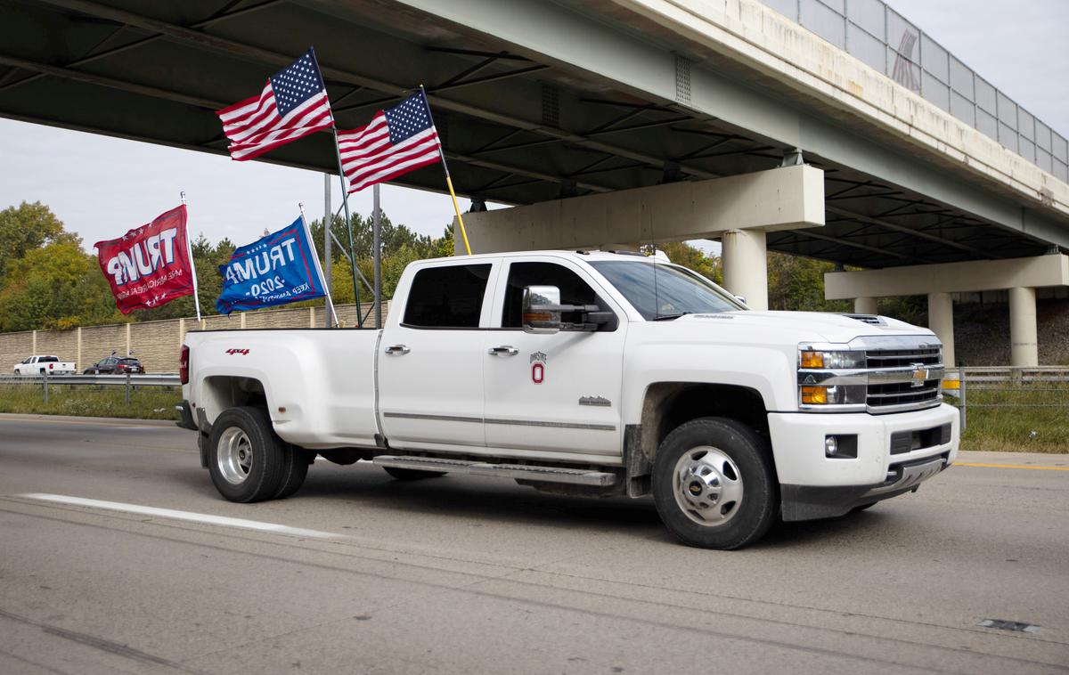 Trump shod pickup | Tudi odnos do avtomobilov prihodnosti in avtomobilske industrije močno loči oba kandidata za predsednika ZDA. | Foto Reuters