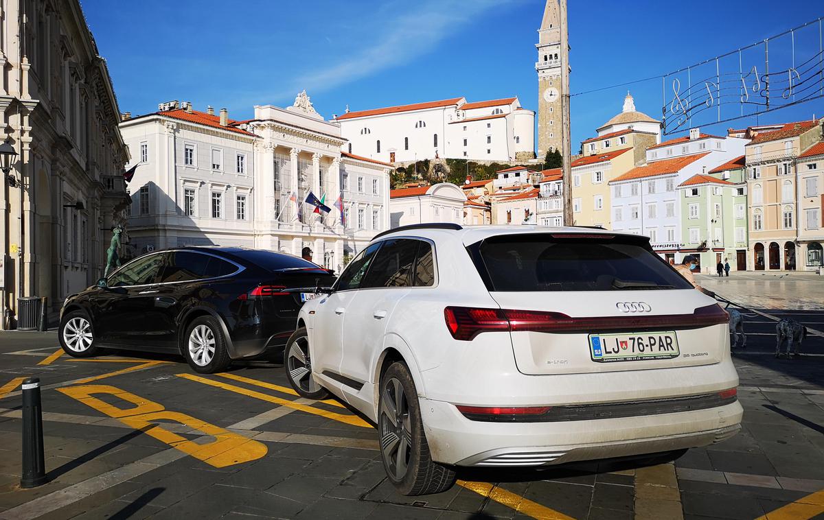 Tesla model X Audi e-tron quattro | Vozili smo sicer še starejši model X 90 D, ki ima bruto kapaciteto baterije 90 kilovatnih ur (kWh), Audijev e-tron quattro 55 pa 95 kWh. | Foto Gregor Pavšič