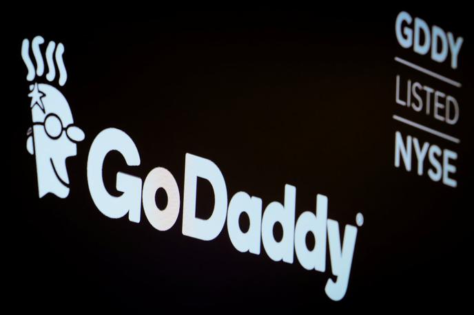 GoDaddy | Leto 2020 je bilo za GoDaddy precej dobro. Imeli so rekordno rast števila novih strank, delnica podjetja pa je dober teden pred kontroverznim e-sporočilom dosegla najvišjo ceno, odkar GoDaddy kotira na newyorški borzi. Podjetju GoDaddy prihodki sicer rastejo že zadnja tri leta, lani so dosegli že skoraj tri milijarde dolarjev. | Foto Reuters