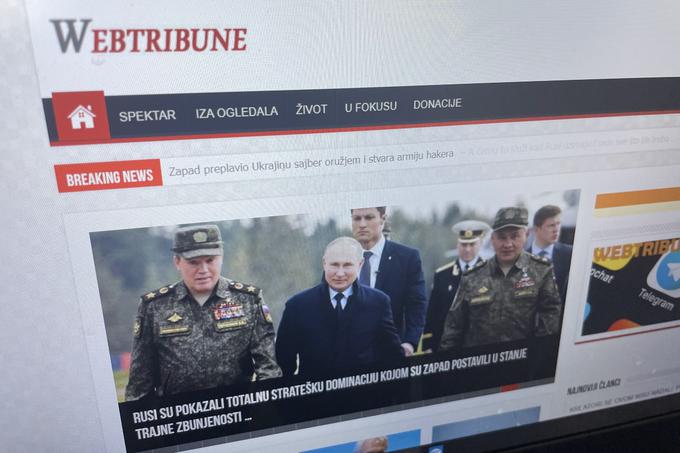 Webtribune.rs je izrazito proruski spletni medij, saj zvečine objavlja vsebine, ki izžarevajo podporo ruskemu vojskovanju v Ukrajini in demonizirajo zahodne države. Webtribune.rs sicer upravlja kar dve zelo podobni spletni strani, ki se razlikujeta le v grafični podobi in naslovu URl, sicer pa objavljata iste članke. Na družbenih omrežjih ima Webtribune.rs precejšen doseg: samo na Facebooku z dvema profiloma dosega skoraj 300 tisoč uporabnikov. Med sledilci Webtribune.rs je tudi precej Slovencev, ki tudi neredko delijo članke portala.   | Foto: Matic Tomšič