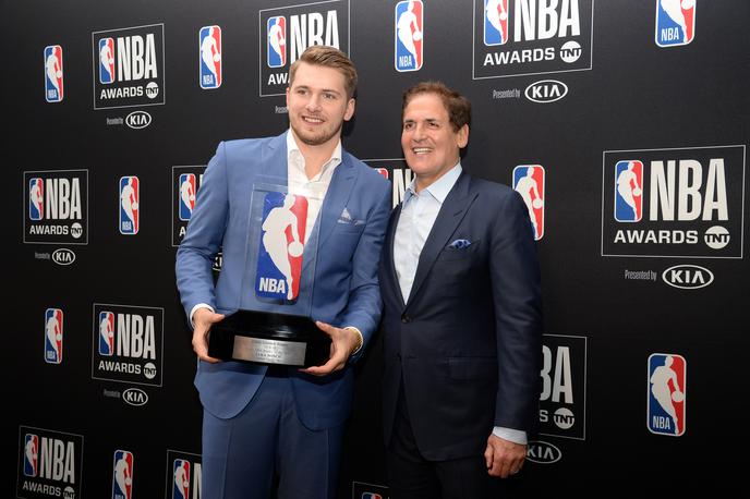 Mark Cuban, Luka Dončić | Luka Dončić in Mark Cuban na letošnji podelitvi nagrade za najkoristnejšega novinca sezone v ligi NBA, ki jo je v lanski sezoni prejel prav Dončić. | Foto Reuters