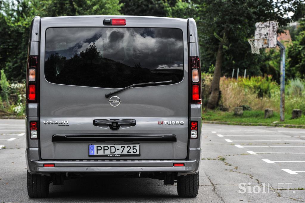 Opel vivaro touring